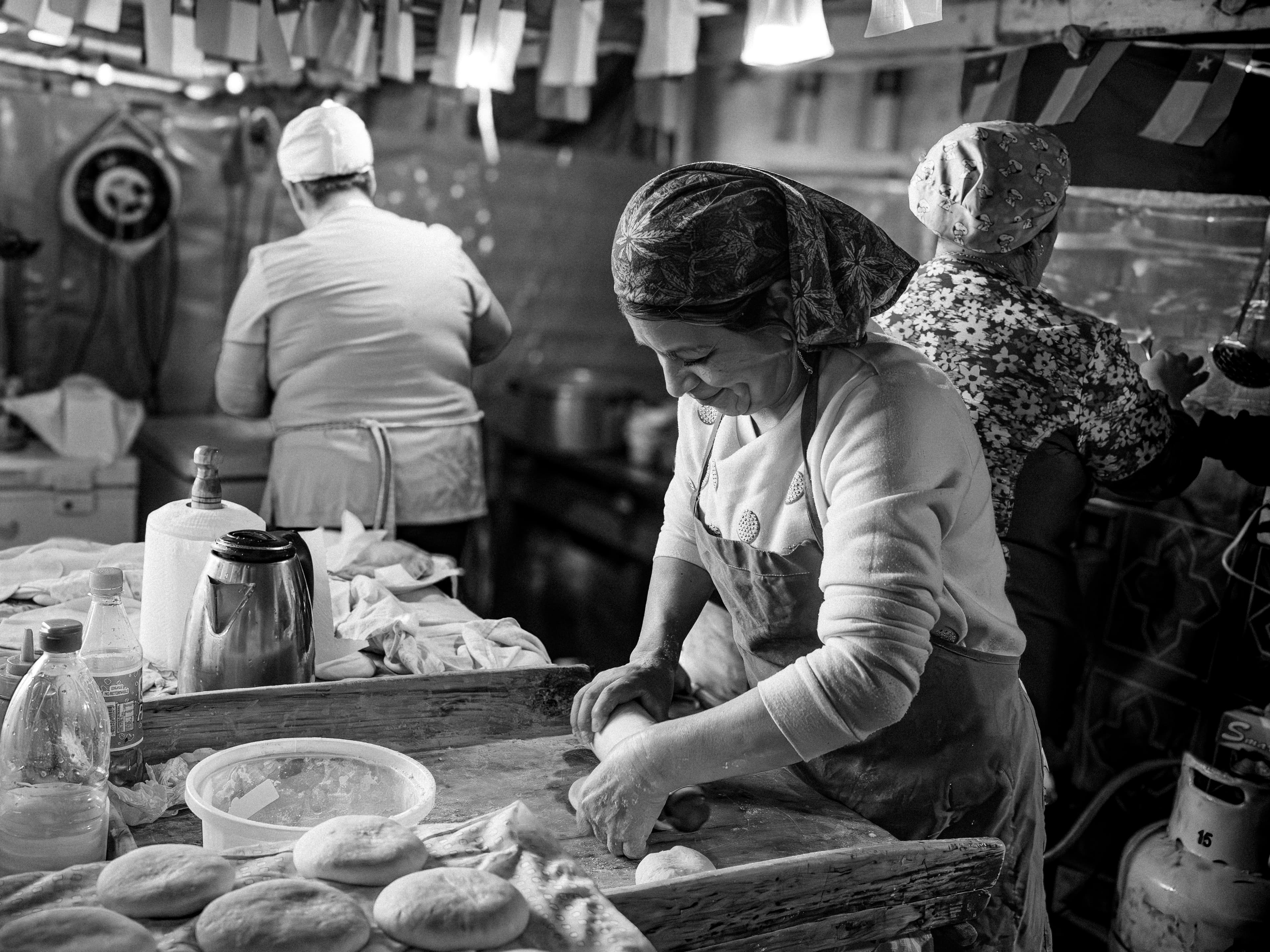 Mulher preparando alimentos artesanais